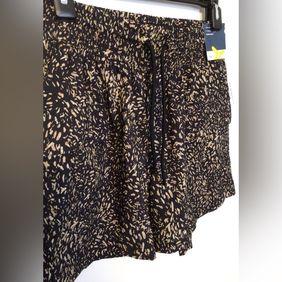 NWT Old navy black tan high rise 5”;inseam stretch tech shorts size XS - Picture 2 of 4